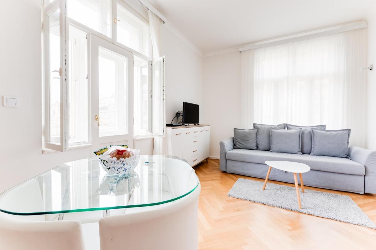 Friendly Apartments In プラハ エクステリア 写真